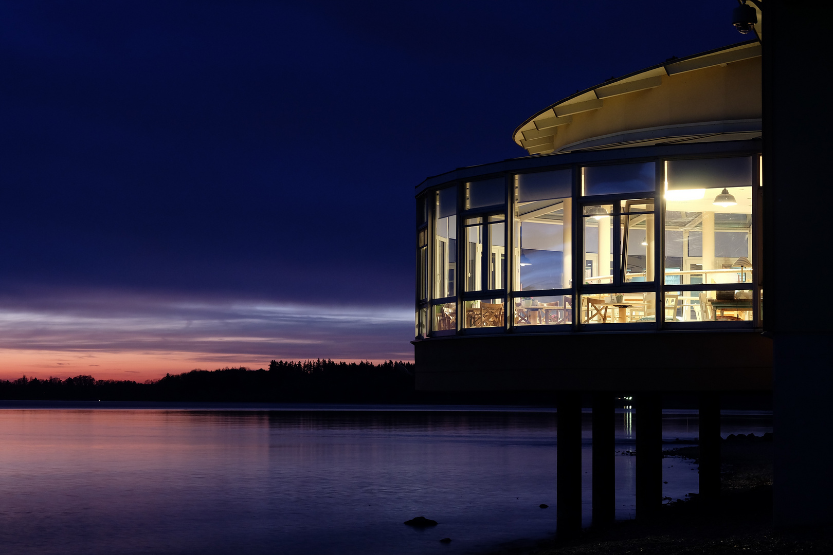 Kaffee bei Nacht am See