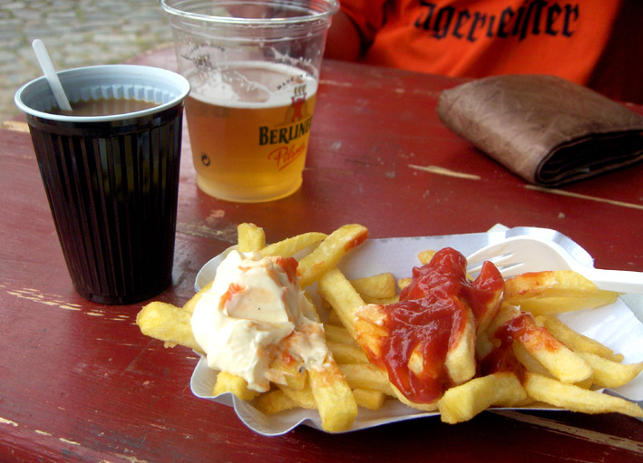 Kaffee Bier und Pommes