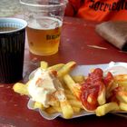 Kaffee Bier und Pommes