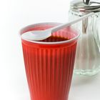 Kaffee im roten Plastikbecher
