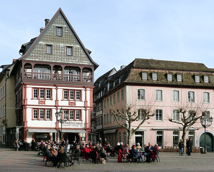 Kaffee-Pause vor historischem Giebelhaus