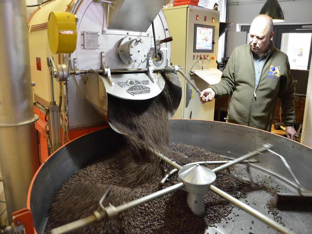 Kaffee-Röster bei der Arbeit