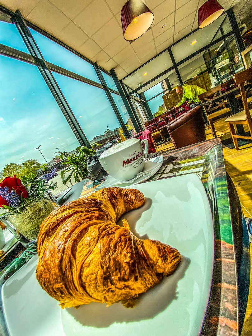 Kaffee und Croissant 