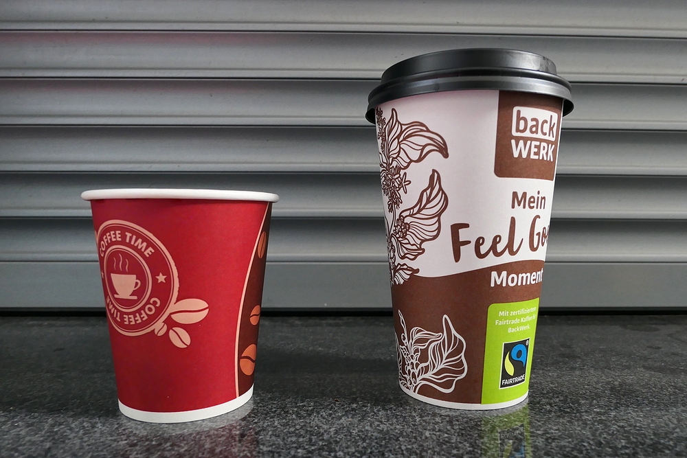 Kaffeebecher: Coffee Time und Feel Good von back Werk auf der Fensterbank