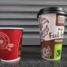 Kaffeebecher: Coffee Time und Feel Good von back Werk auf der Fensterbank