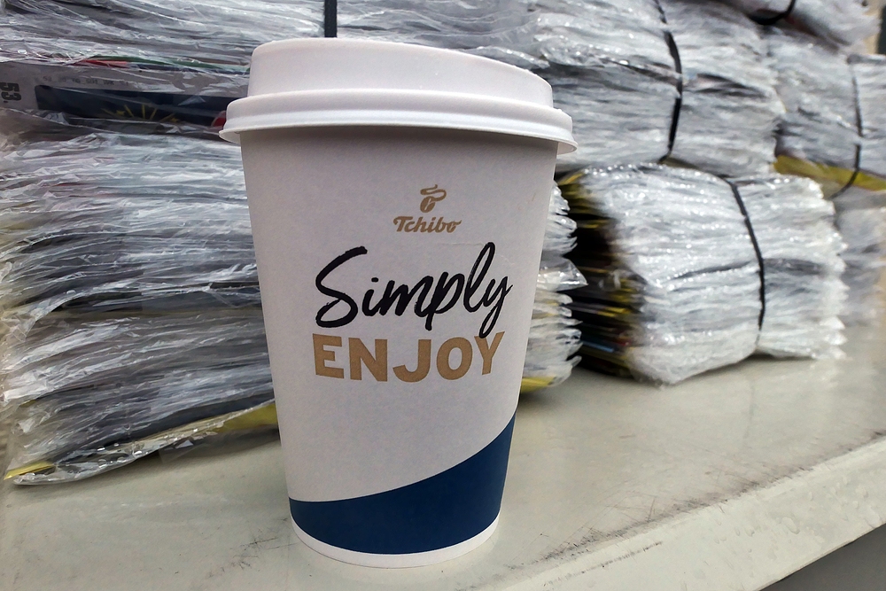 Kaffeebecher: Tschibo Simply Enjoy – auf dem Stromkasten