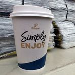 Kaffeebecher: Tschibo Simply Enjoy – auf dem Stromkasten