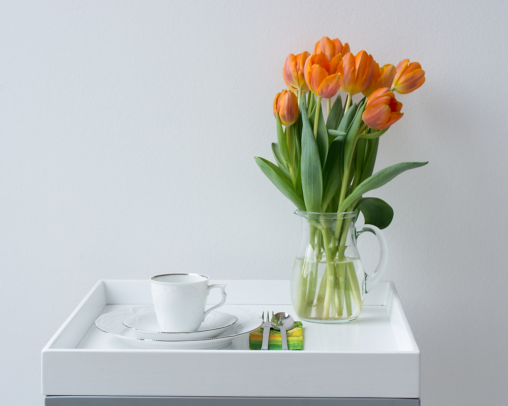 Kaffeegedeck mit Tulpen