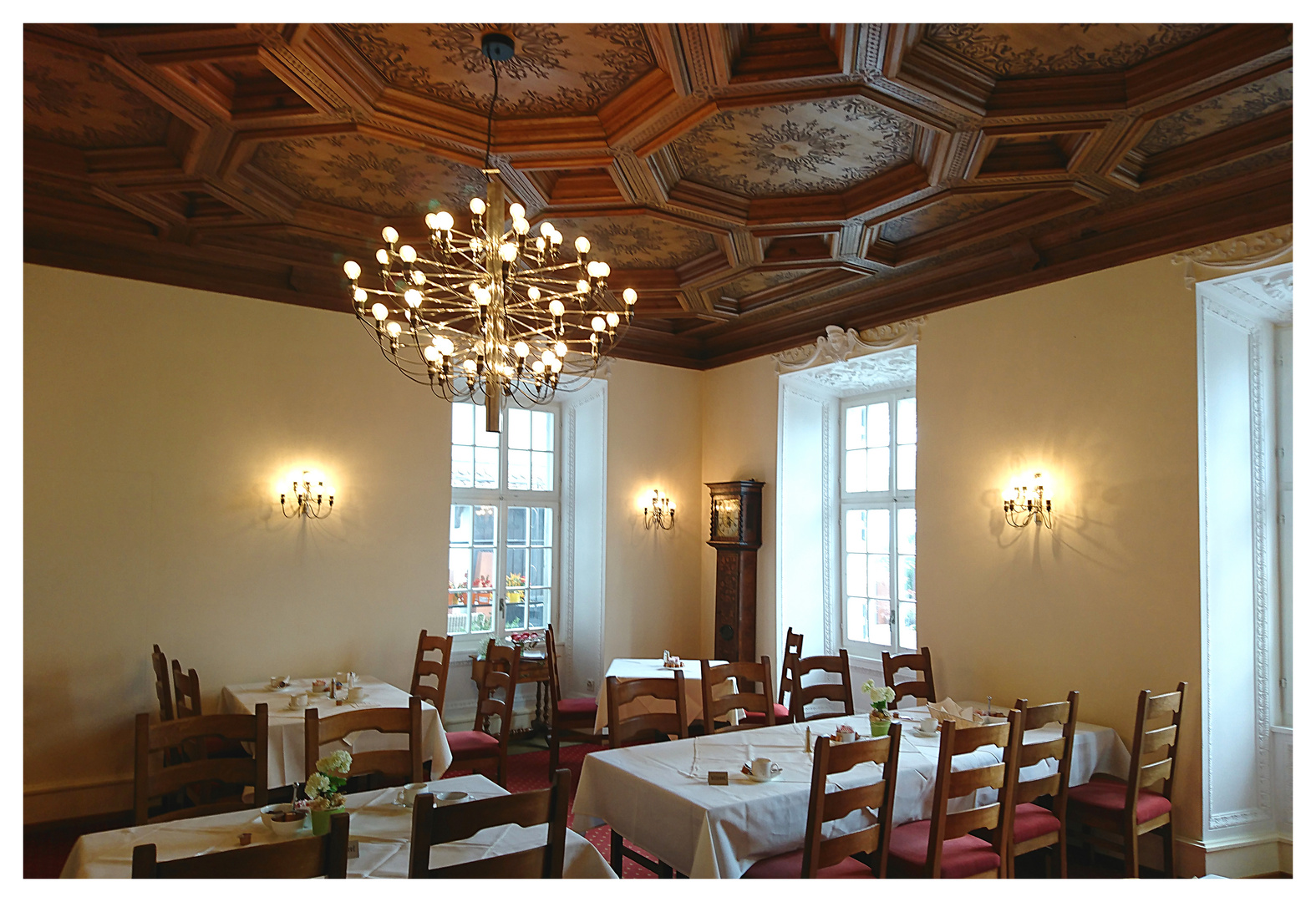 Kaffeehalt im Esszimmer des Schlosses Böttstein