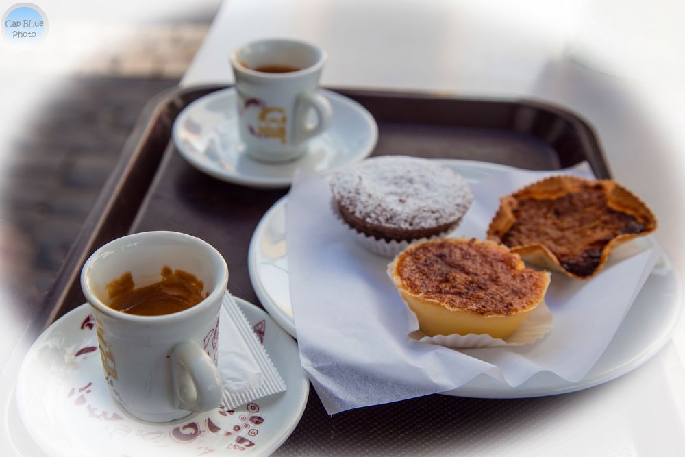 Kaffeehauskultur mit Espresso und kleinen Törtchen