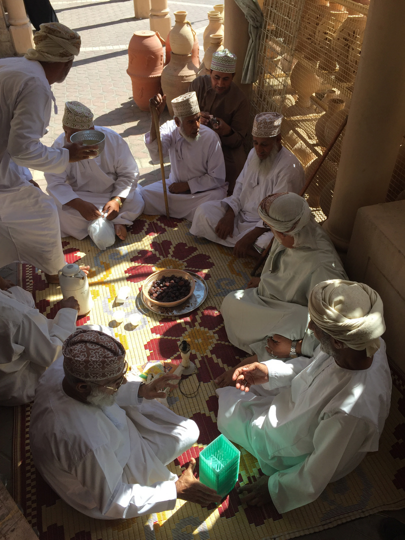 Kaffeekränzchen beim traditionellen Markt in Nizwa (Oman)