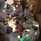 Kaffeekränzchen beim traditionellen Markt in Nizwa (Oman)