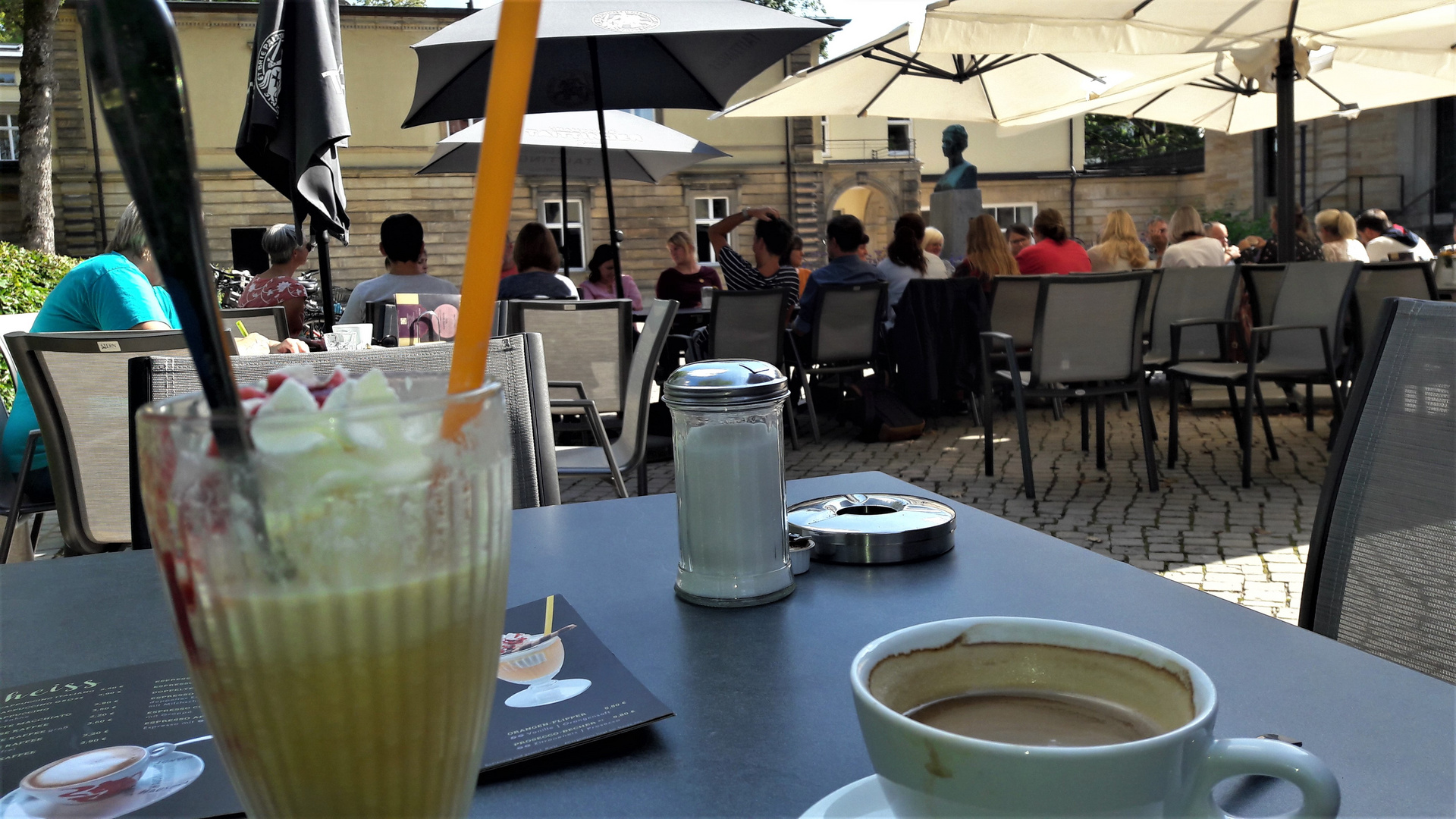 Kaffeepause in Bayreuth  vor der  Villa Wahnfried und unter den Augen von Märchenkönig Ludwig II 