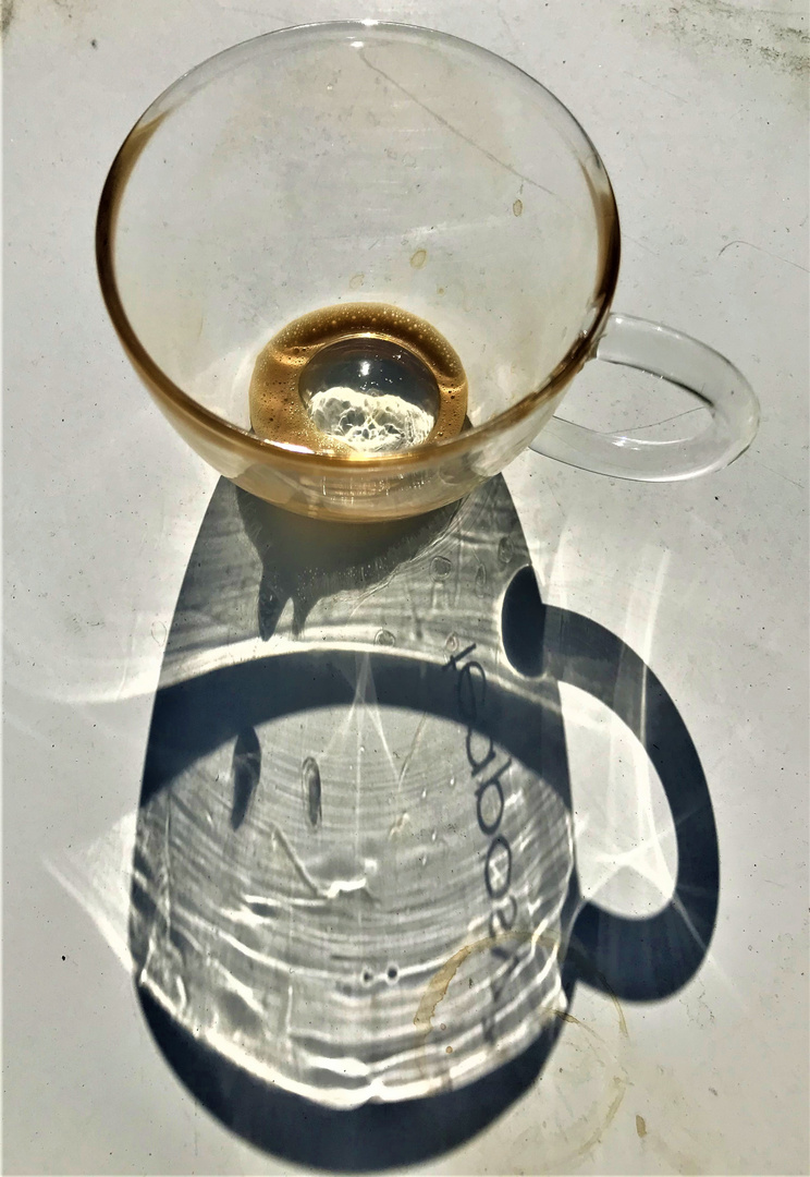 Kaffeetasse aus Glas in der Sonne