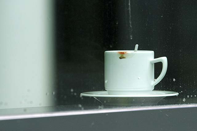 Kaffeetasse im Fenster