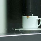 Kaffeetasse im Fenster