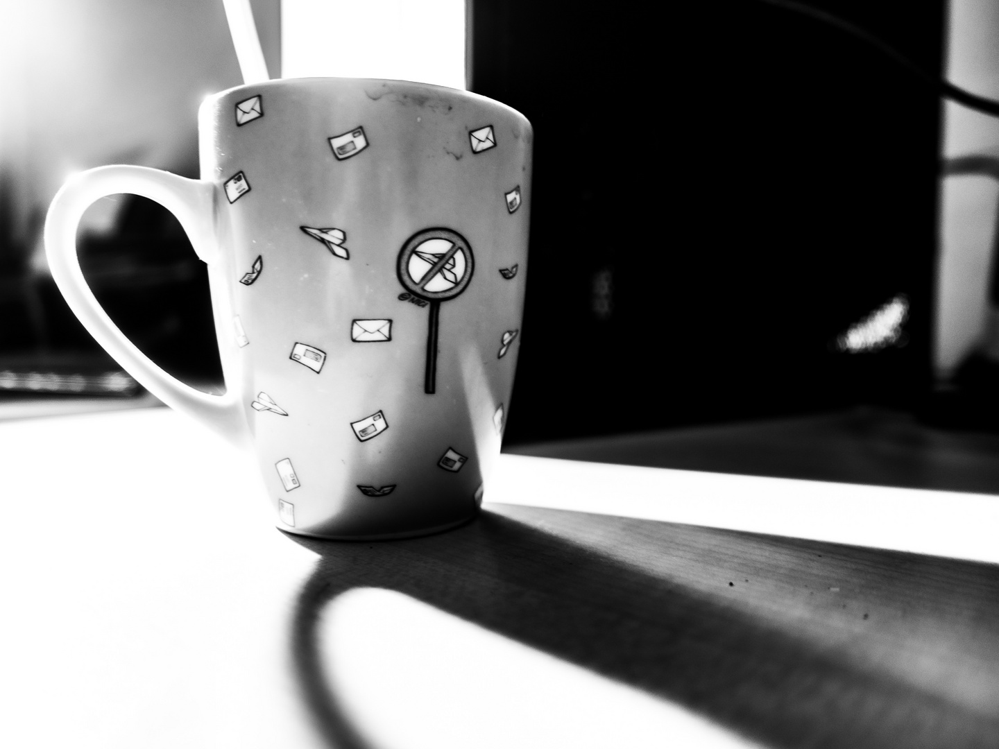 Kaffeetasse wirft Schatten...