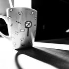 Kaffeetasse wirft Schatten...