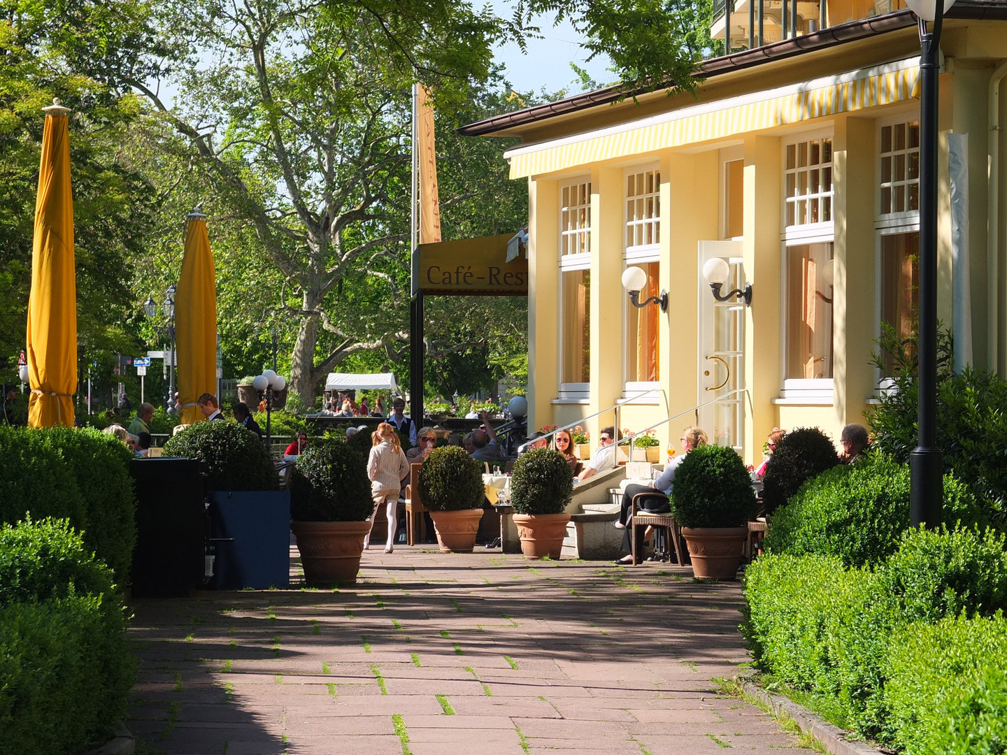 Kaffeetrinken in einer Kurstadt am Himmelfahrtstag des Jahres 2012