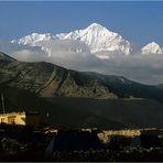 Kagbeni mit Nilgiri-Gruppe