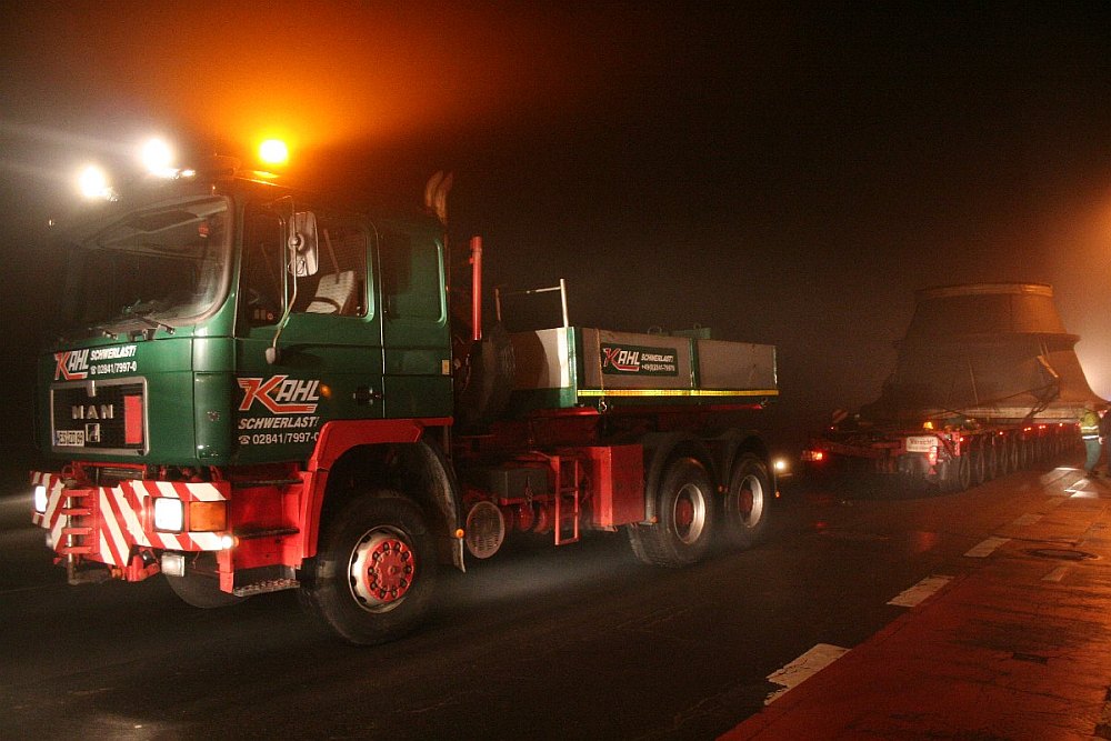 Kahl im Nebel unterwegs mit voller Beleuchtung