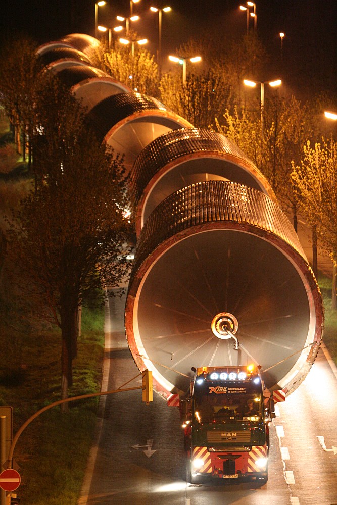 Kahl Schwerlast GmbH mit 6 großen "alten" Bierkesseln unterwegs in Dortmund