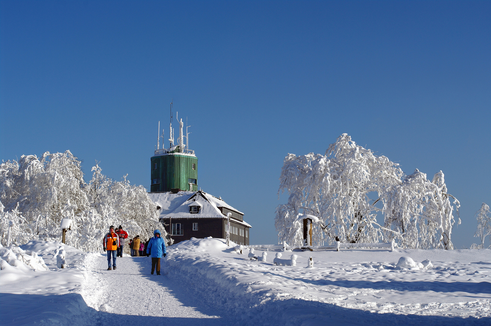 Kahler Asten im Schnee mit Astenturm im Hintergrund