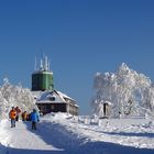 Kahler Asten im Schnee mit Astenturm im Hintergrund