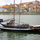 Kahn mit Portweinfässern vor Portos Altstadt