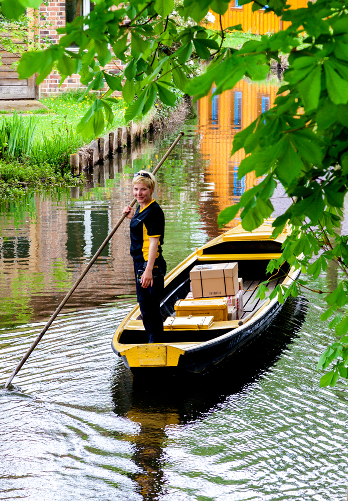 Kahnpostfrau unterwegs im Spreewald