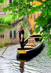 Kahnpostfrau unterwegs im Spreewald