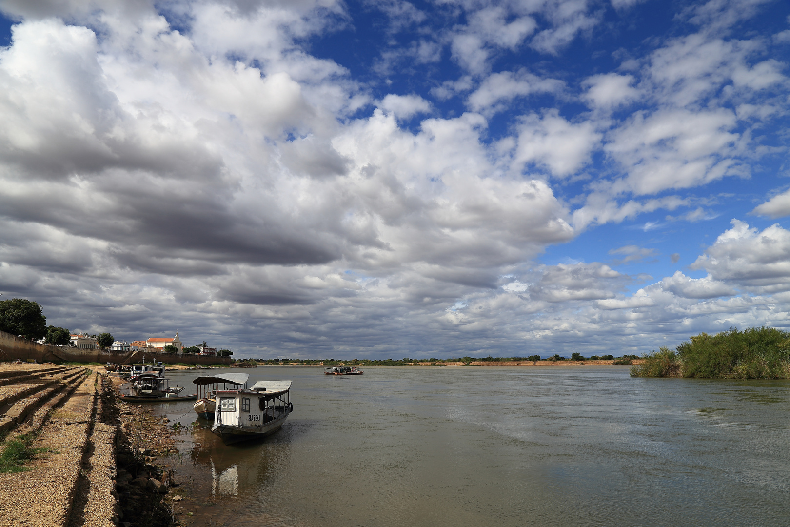 Kai an der Flussmündung des Rio Grande in den São Francisco