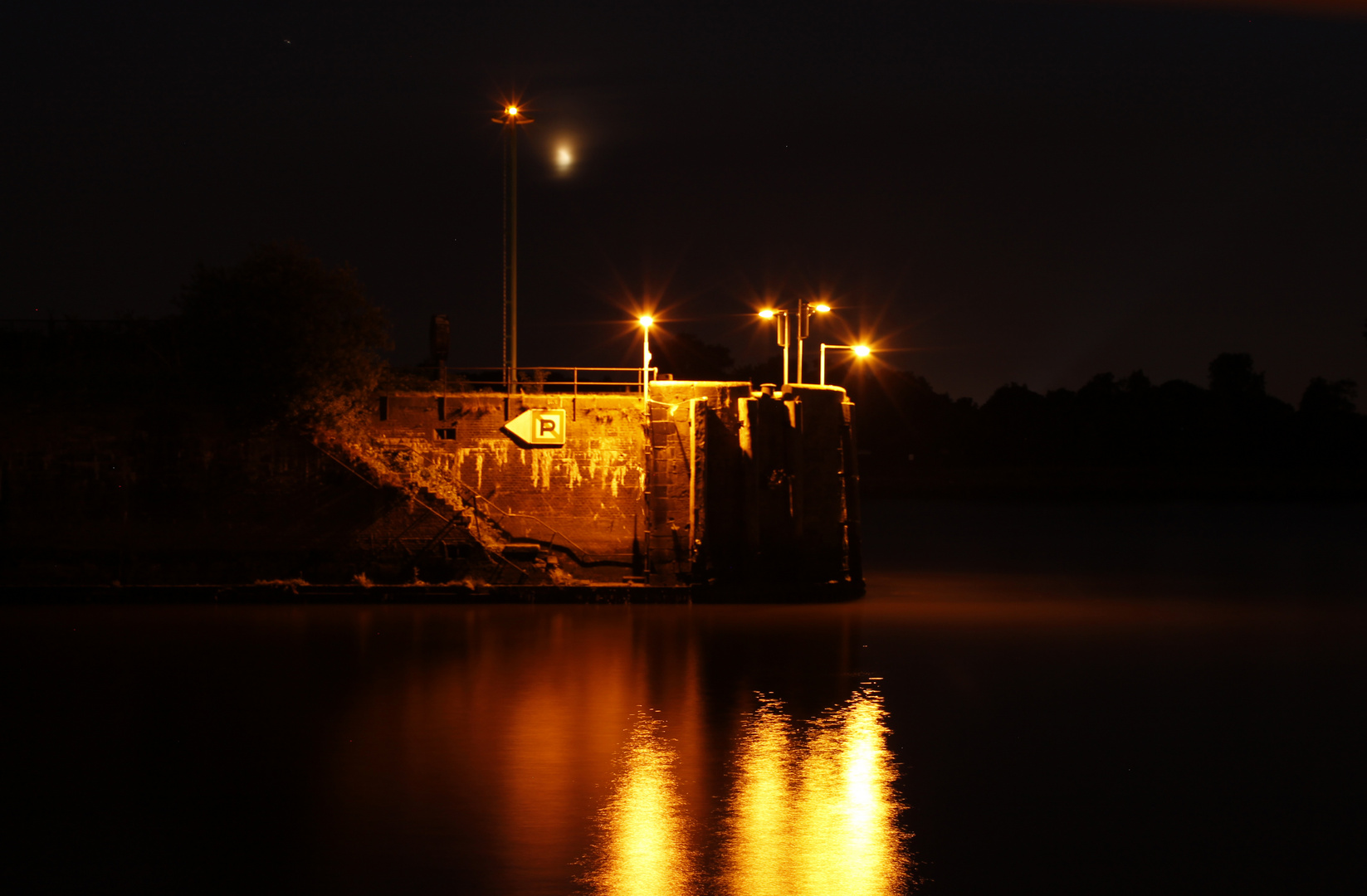 Kaimauer bei Nacht