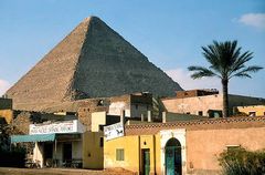 Kairo beginnt gleich hinter den Pyramiden