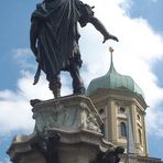 Kaiser Augustus auf dem gleichnamigen Brunnen ......