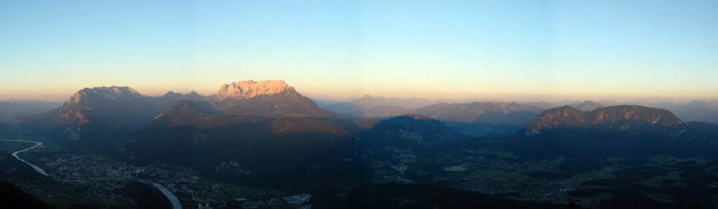 Kaiser-Gebirgs-Panorama mit Sonnenuntergang im Rücken