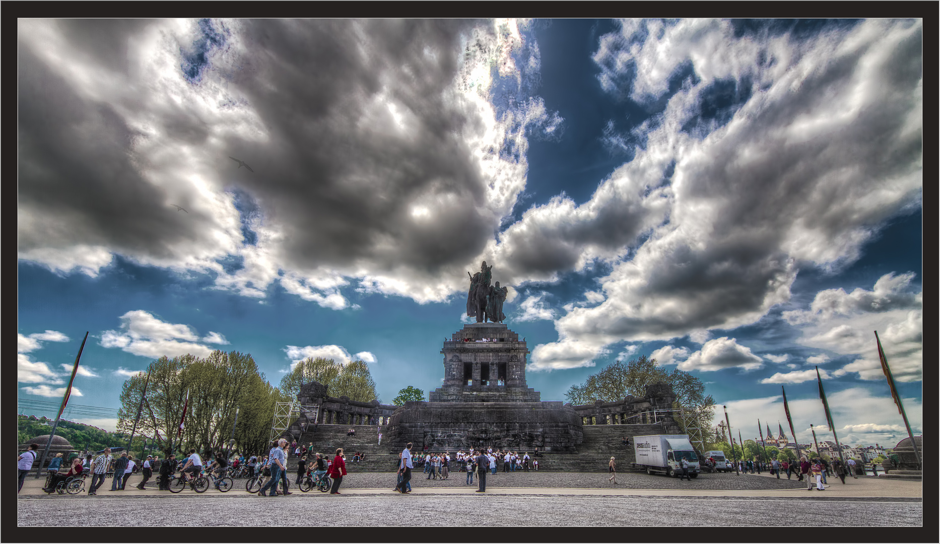 Kaiser Unter Wolken