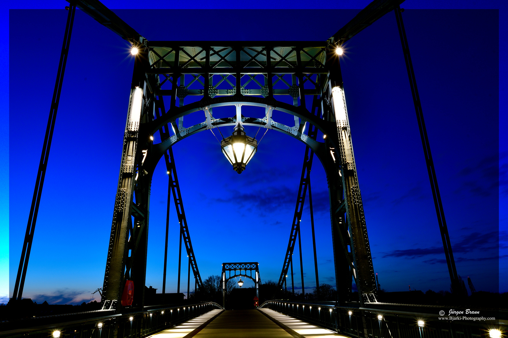 Kaiser Wilhelm Brücke bei Nacht