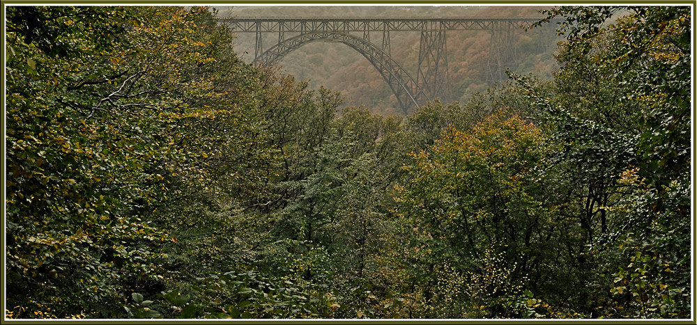 Kaiser-Wilhelm-Brücke im Herzen der Finsternis