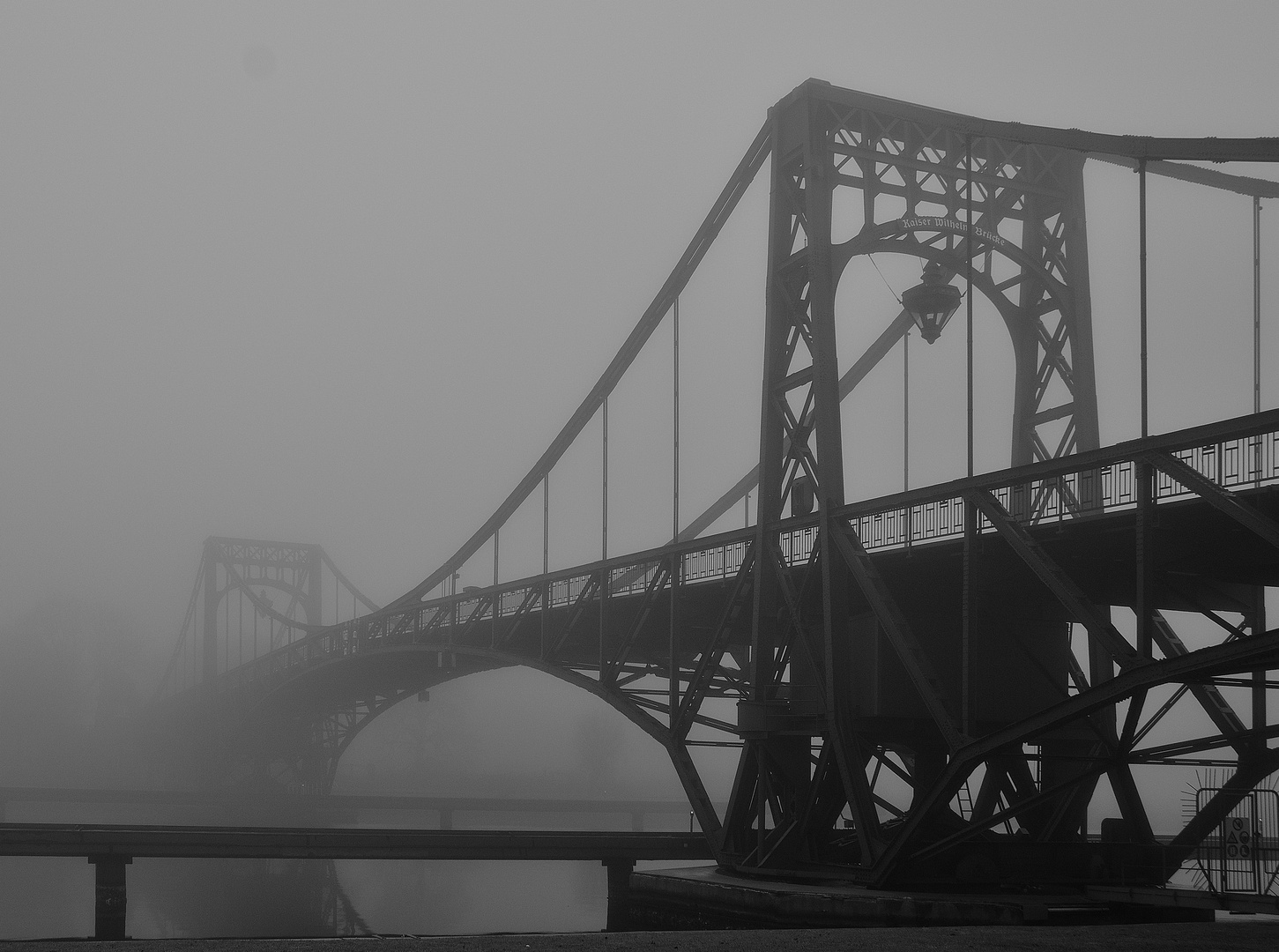 Kaiser-Wilhelm-Brücke im Nebel