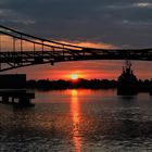 Kaiser-Wilhelm-Brücke mit untergehender Sonne