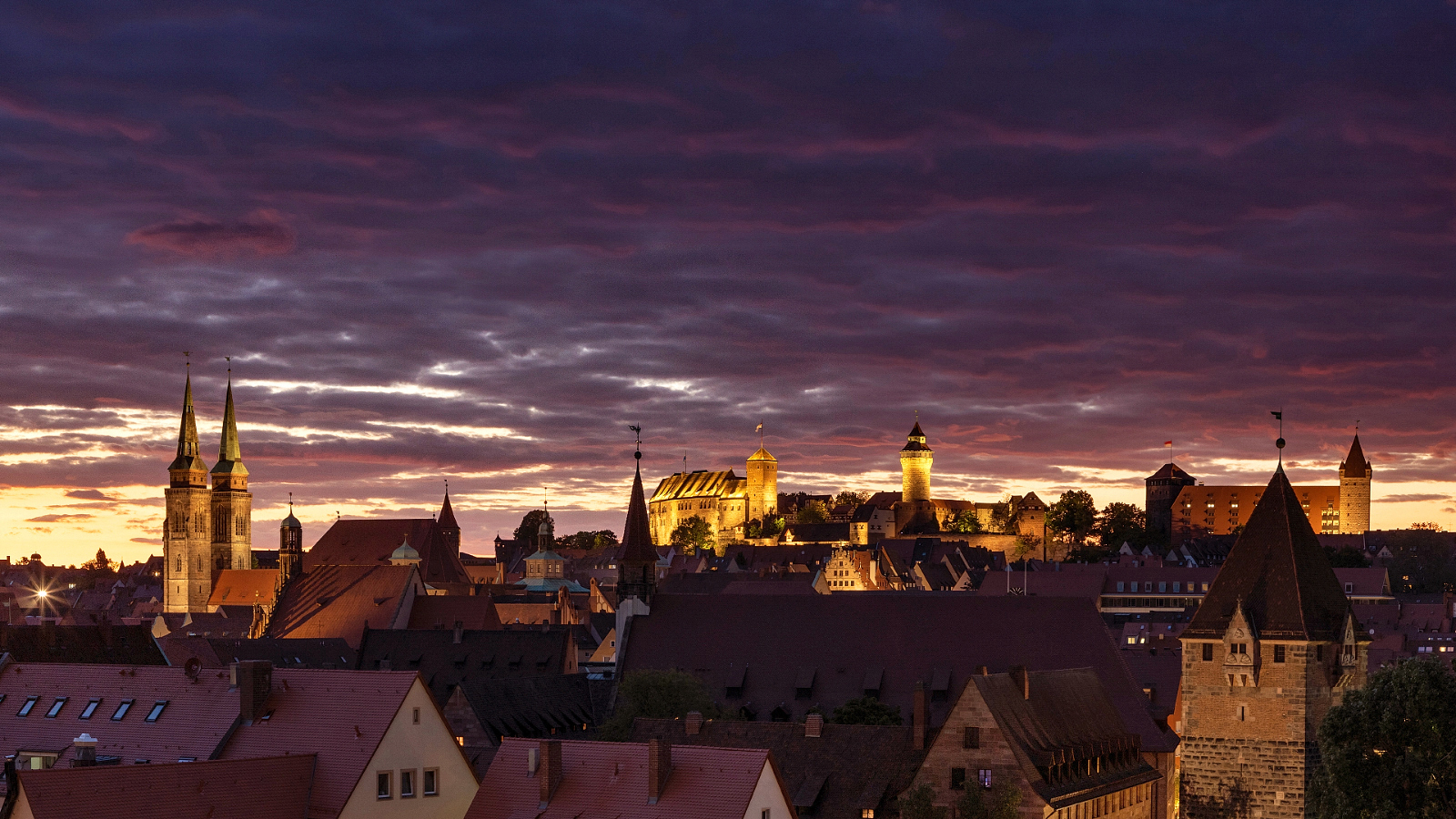 Kaiserburg Nürnberg wärend unglaublichen Sonnenuntergang.