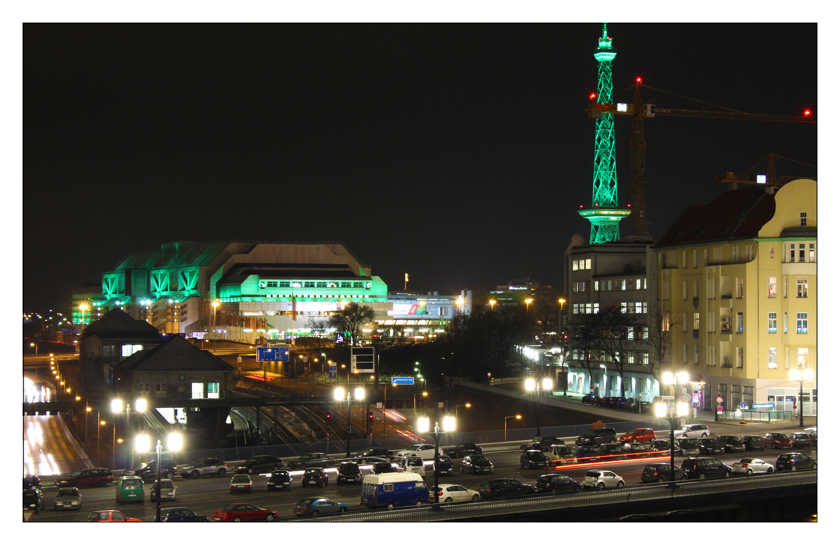 Kaiserdamm vor ICC und Funkturm (Berlin) bei Nacht