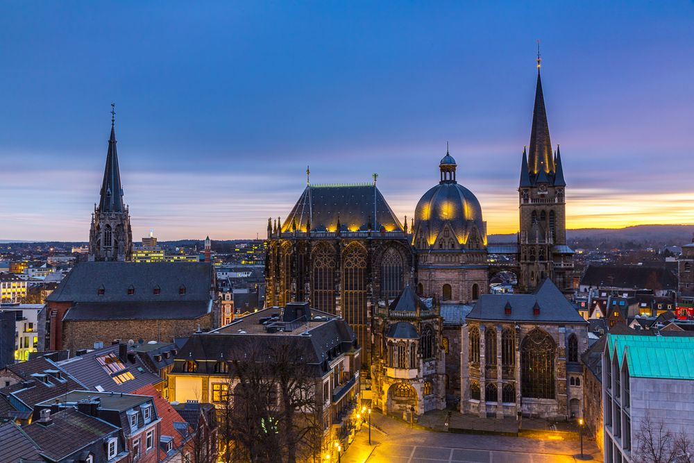 Kaiserdom Aachen zur blauen Stunde