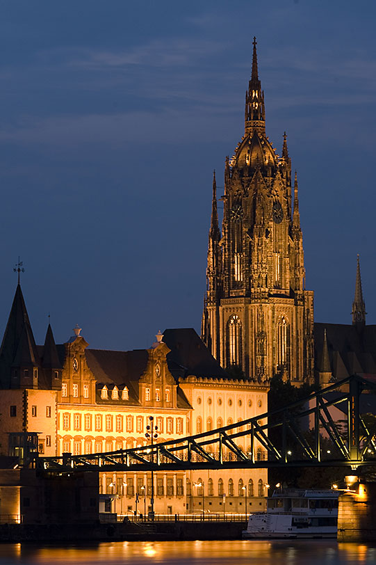 Kaiserdom St. Bartholomäus zur blauen Stunde