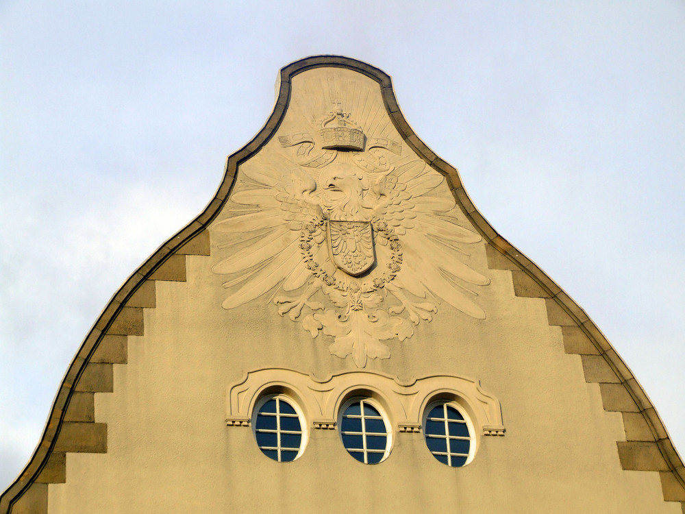 Kaiserkrone und Adler Rathaus Essen / Kray