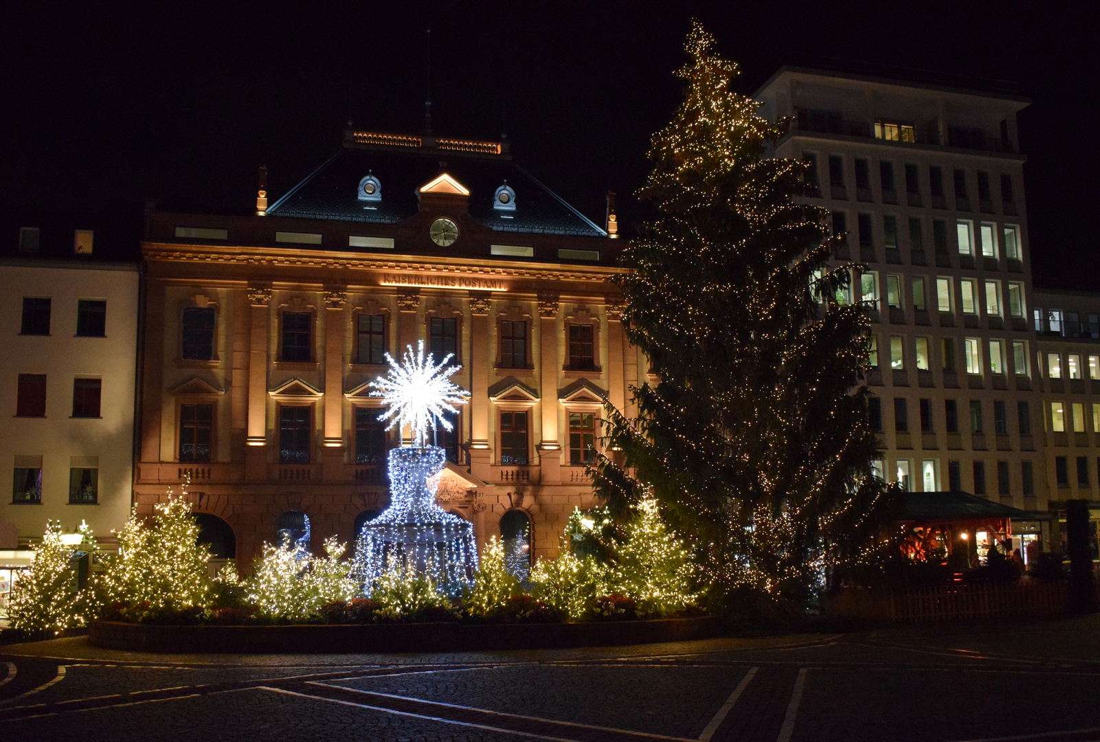 Kaiserliches Postamt im Weihnachtskleid