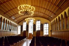 Kaisersaal im Frankfurter Römer mit Fensterseite hell
