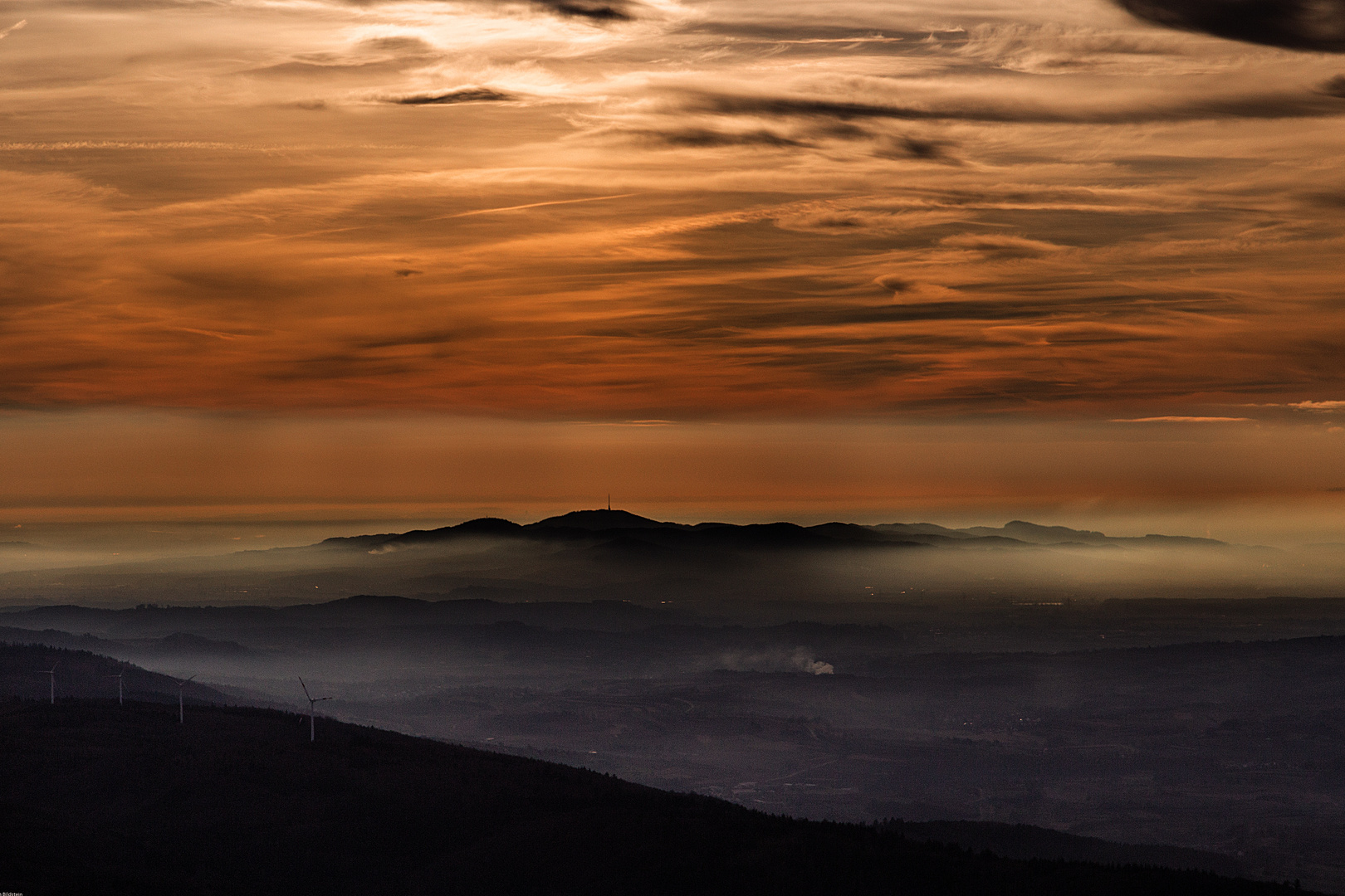 Kaiserstuhl im Gegenlicht