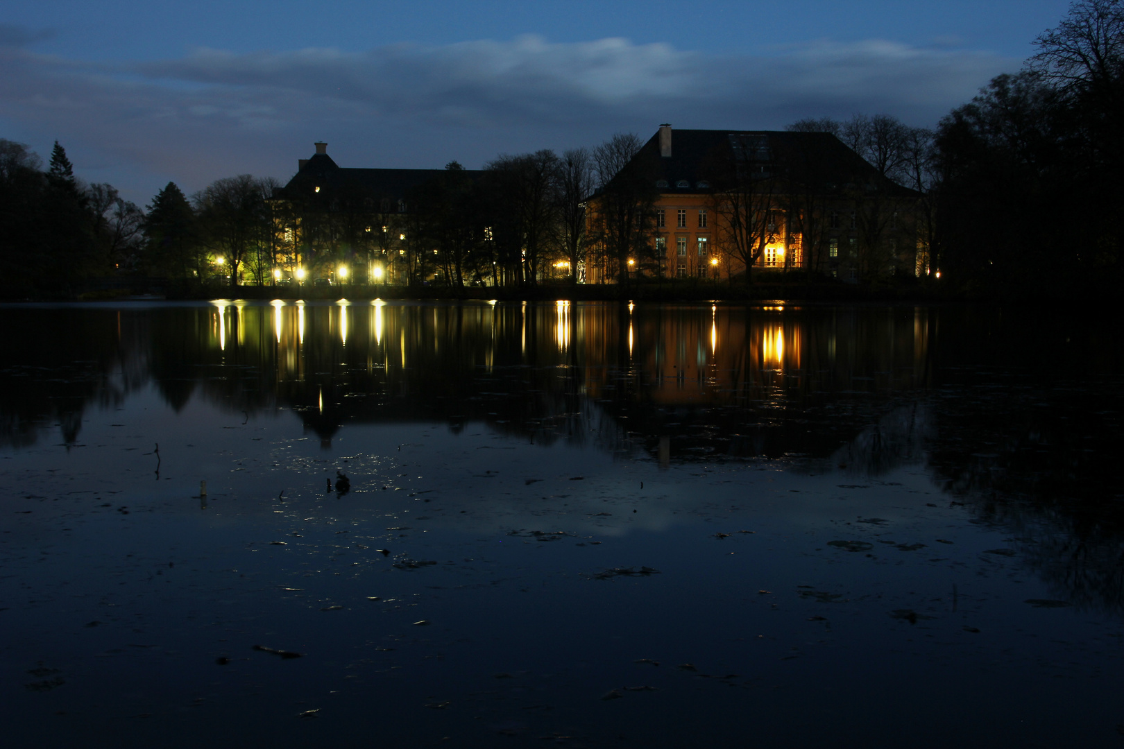 Kaiserteich mit Blick auf die Polizeidirektion 3